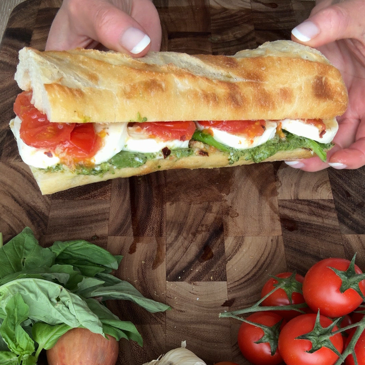 Caprese Sandwich: Mozzarella, Pesto & Roasted Tomato Perfection